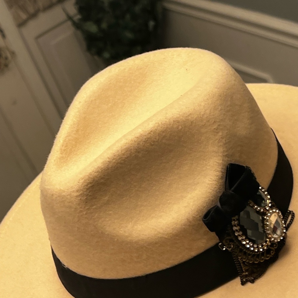 Elegant Tan Fedora with Black Ribbon